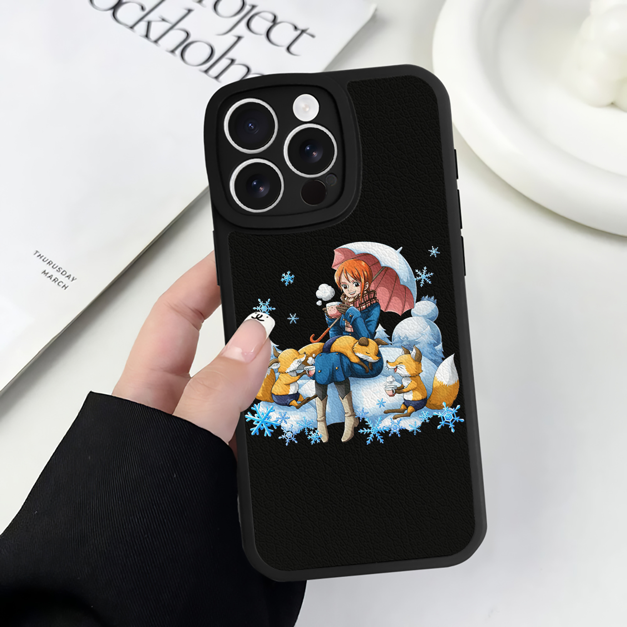 （画像用） ワンピース ナミ ONE PIECE Nami 【iPhone 16シリーズ対応】シリコンスマホケース（レザー調） 材質：シリコン